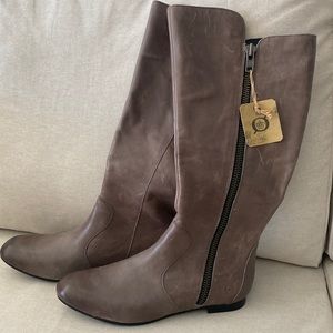 Born Pruitt. Tan. 7.5. Full grain leather. Heel height:1/2 inch.